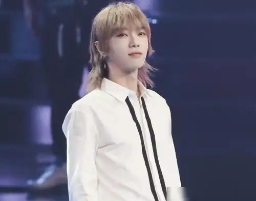 华晨宇新发色曝光,粉色鲻鱼头帅出新高度,仿佛动漫里的美男子