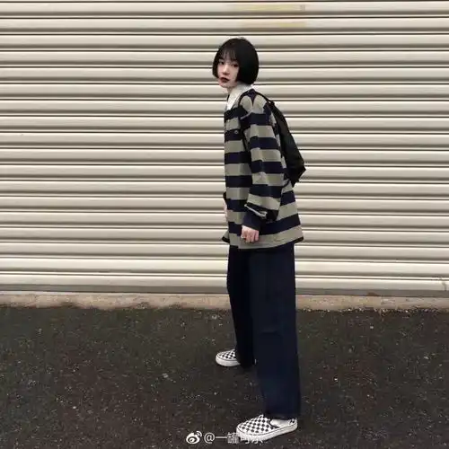 漫画脸酷炫少女火遍抖音,结果腿也是p的