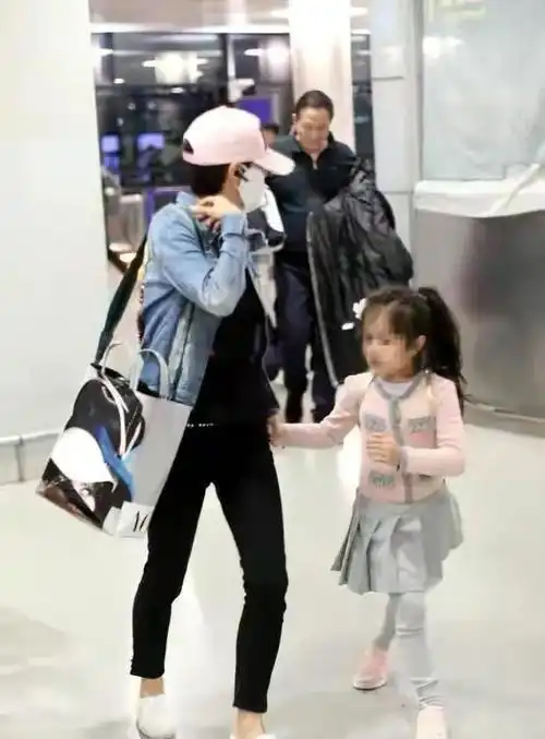 马伊琍为小女儿庆生,母女相拥画面超有爱,8岁女儿越长大越漂亮