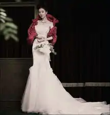 洪秀雅婚纱化身白雪公主一改活泼塑造成熟女性形象