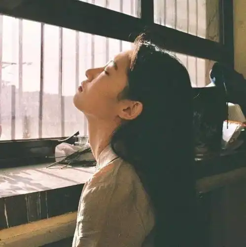 给他发个消息,马上把对话框删掉