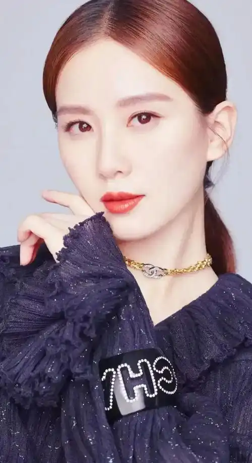 烈焰红唇美女