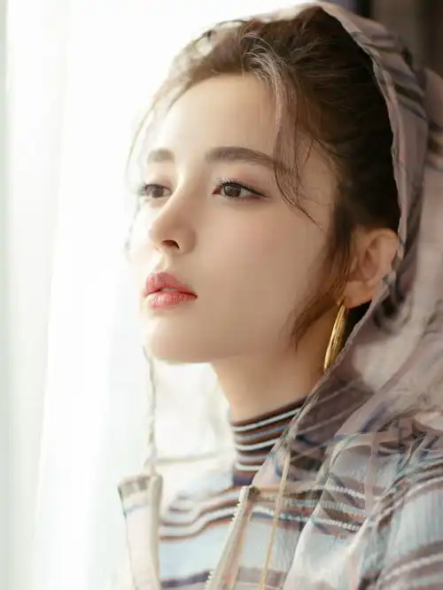 古力娜扎还真是会搭,袜子露出鞋子外一样潮流,网友腿长的优势
