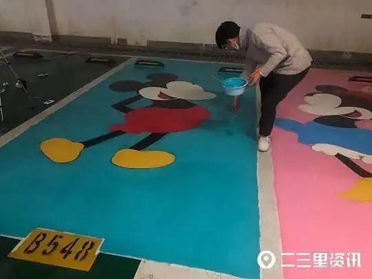 把米奇和米妮画进车位,西安多个小区现手绘定制卡通车位,你赞成不