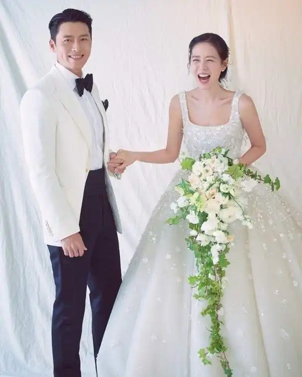 玄彬孙艺珍婚礼彩排曝光女方穿婚纱挽爸爸的手,男方穿西装现身