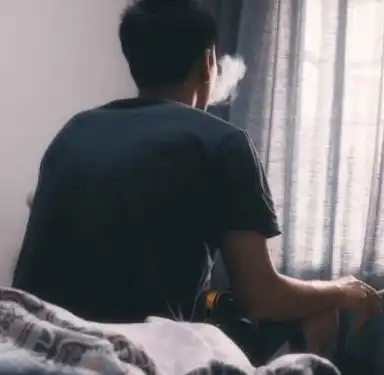 无锡心惊男子为发泄不良情绪三次将水桶杠铃花盆从18楼扔下