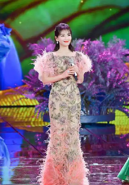 刘涛春晚后晒照,那时的刘涛好青涩,却被张也的旗袍装给惊艳了