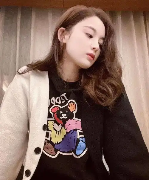 下周穿什么美女穿卡通卫衣也是美女指娜扎的自拍