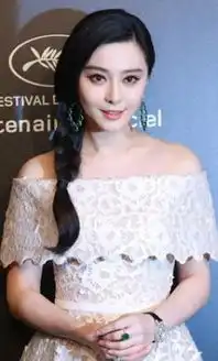 女生的黑直发马尾怎么扎好看