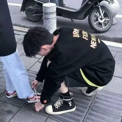 男票弯腰给你系鞋带时,内心真实想法是什么第3条过于真实