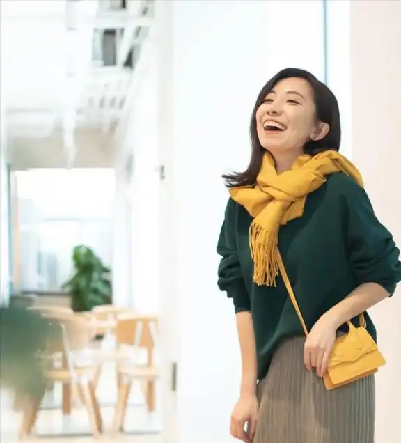 女人上了年纪,多穿这5种富贵色,大方气质,谁看了都夸年轻