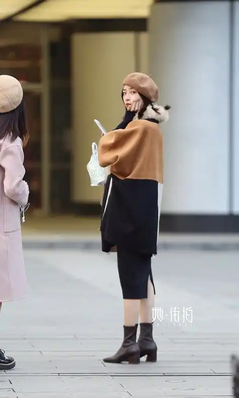 街拍美女这个眼神,不知道摄影师拍照的时候有没有被惊到