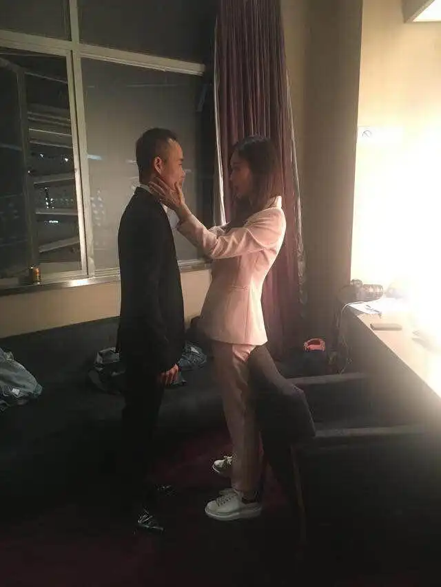 网友目睹王石田朴珺的恩爱日常,刮胡子系鞋带,比小情侣还甜蜜