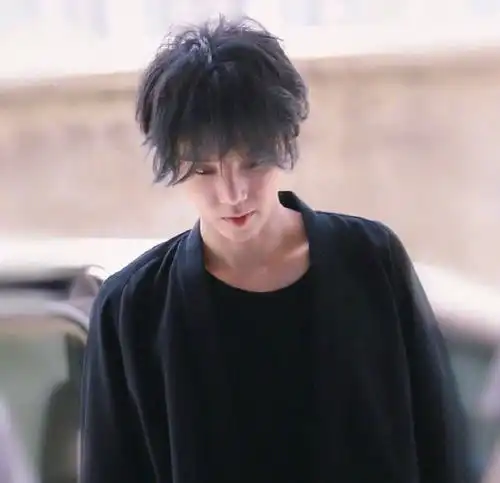 明星生图就是卸妆水看到张艺兴华晨宇,男生五官不要太优越