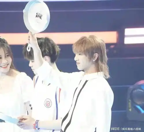 和平精英表演赛,诚c直呼华晨宇你好顶,两人配合默契获得冠军