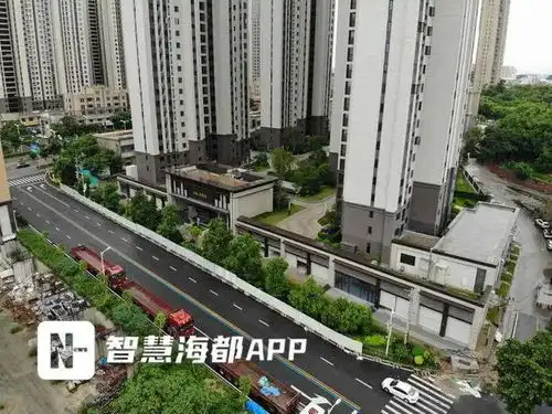 泉州一小区门前绿化带挡住大门地下车库出入口业主怒而维权