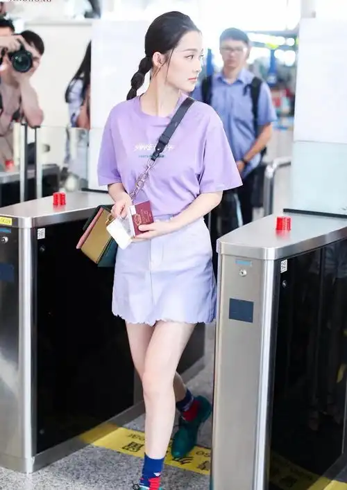 李沁到底有多美紫色t恤搭半身裙清新脱俗,扎马尾宛如邻家女孩