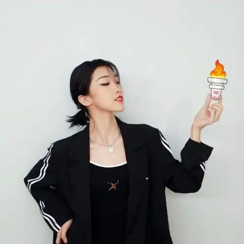 火箭少女限定团解散后,孟美岐杨超越资源逆天,而她毕业即失业