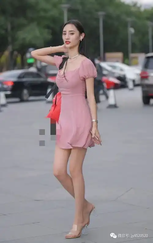 街拍活泼可爱的小姐姐,尽显甜美迷人气质