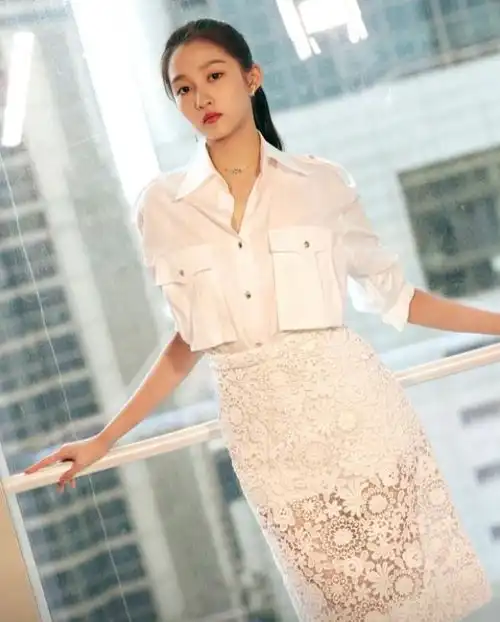 关晓彤酒店近照流出穿绿色仙女裙清新优雅,化浓妆却难掩疲态