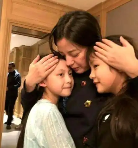 赵薇摆豪华家宴小四月近照曝光女儿大眼睛完美继承妈妈基因