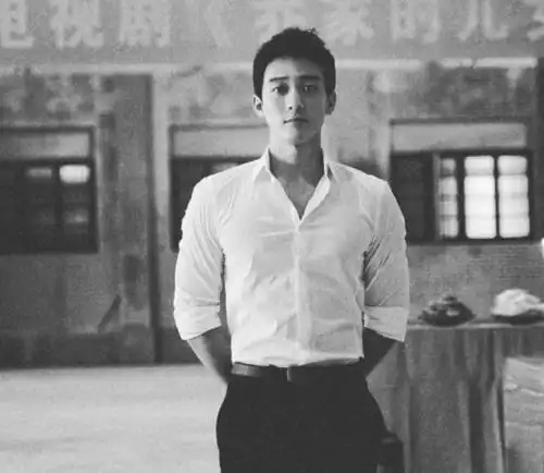 渣男戚成钢火了,有1说1,这种痞帅肌肉型男,谁不可以
