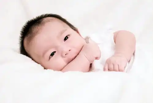 戴婴儿手套的阴影女子因父母疏忽导致中指被截,新手爸妈别大意