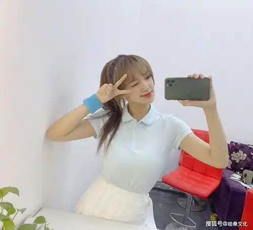 程潇虽然胖胖的,穿短裙依然有活力,搭polo衫身材抢镜