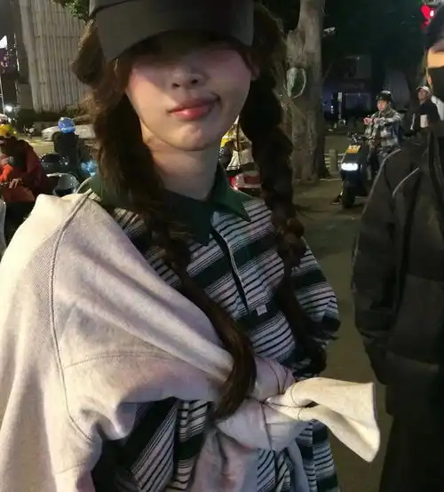 26岁杨超越夜游人行桥,扎双马尾似元气少女,路灯下拍照活泼可爱