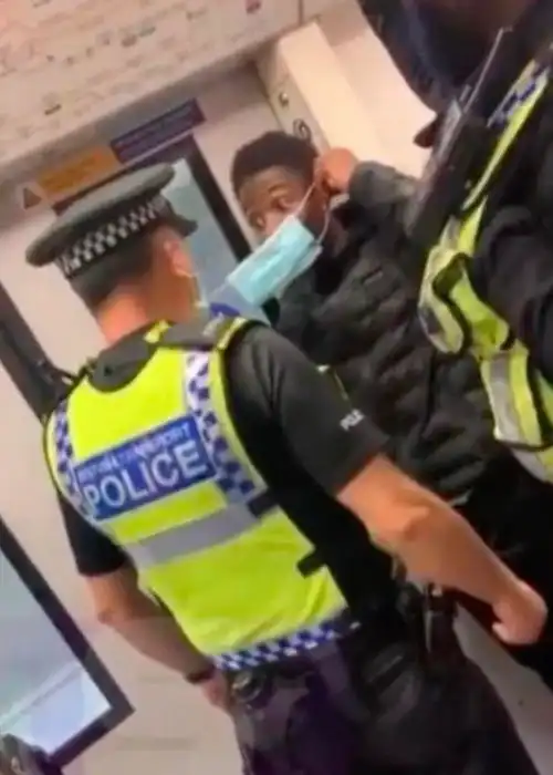 不肯戴口罩,英国黑人男子被白人警察赶下车,有网友说警察做错了