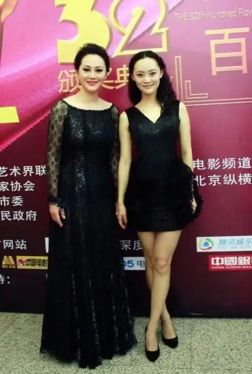 大宋佳穿黑色吊带装霸气又时尚,白嫩的皮肤更是让女人汗颜