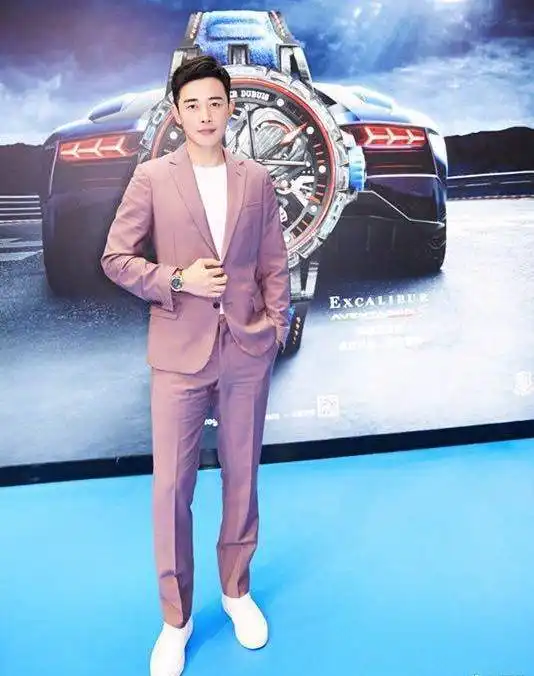 当男星穿上粉色西装朱一龙贵公子,罗云熙像从漫画走出来的男神