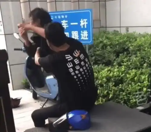 怂江苏男子不戴口罩与保安起争执,竟拿好心劝说的母亲撒气殴打