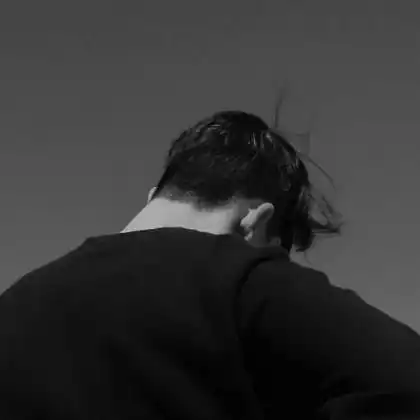 一瞬间情绪低落很过会过去,黑白头像男生伤感堕落背影图片