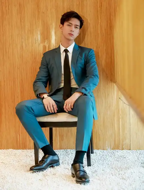 李现持帅无恐,头巾帽子潮酷范儿十足,现男友很不一样