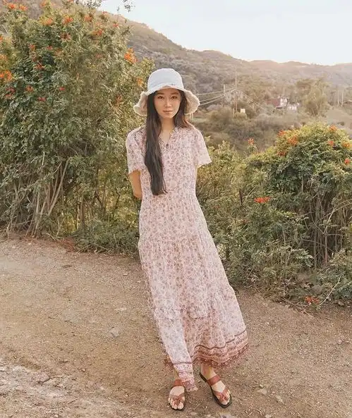 气质女神孔孝真的最新穿搭,简单大方不失女人味,真的很会穿