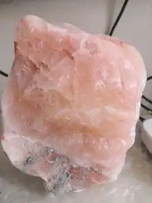 我有块粉色的石头不知道是什么石头谁能帮我看看