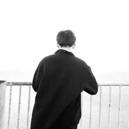 气质背影男头像黑白,一个人去流浪到美丽的地方