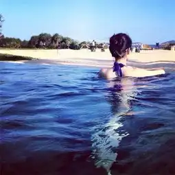 女头蓝色大海