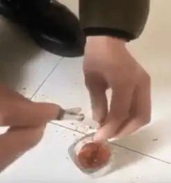 女子把烟丝换成辣椒面,男子吸一口后让她后悔不已