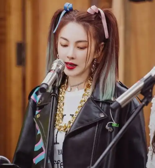 挑战双马尾的女星姐姐,吴昕可爱,唐嫣少女,戚薇依旧很霸气样子