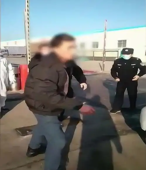 不戴口罩不能进男子殴打检测人员狂扇民警视频记录事发全程
