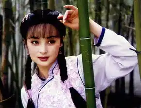 她曾是所有男人心中的白月光,如今却只为一人绽放
