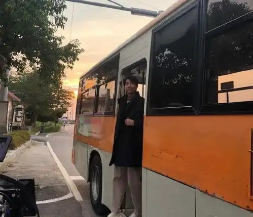 韩国欧巴孔刘近照曝光,穿着休闲男友范十足,笑容温暖治愈