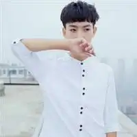 淋湿的雨衣打湿的发梢