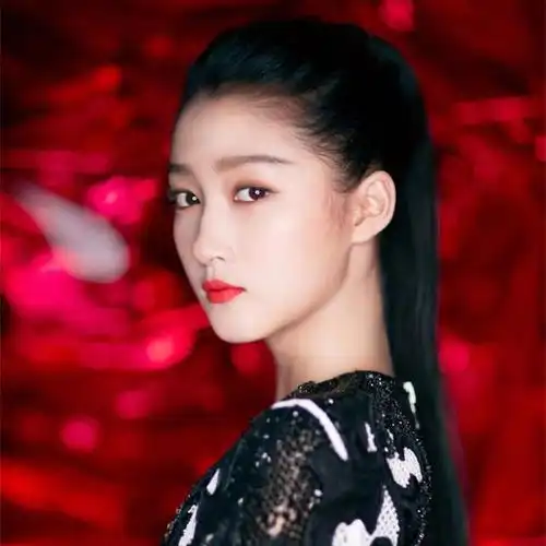 关晓彤参观了维密大秀,网友纷纷要款连衣裙,不想火都不行