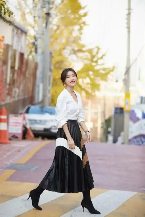秦岚穿羽绒服配牛仔裤,尽显帅气减龄卡通手机壳透露满满少女心
