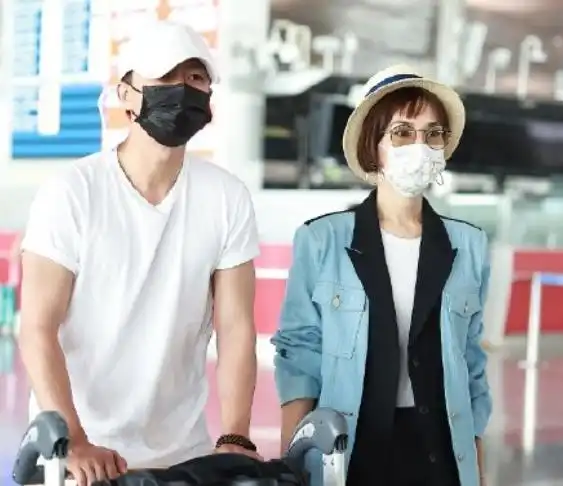 卢靖姗夫妇在机场似吵架两人穿衣太时髦,韩庚穿阔腿裤低头不语