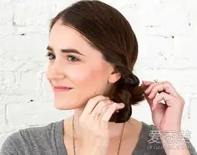 气质美女都爱扎低马尾编发感设计更吸睛