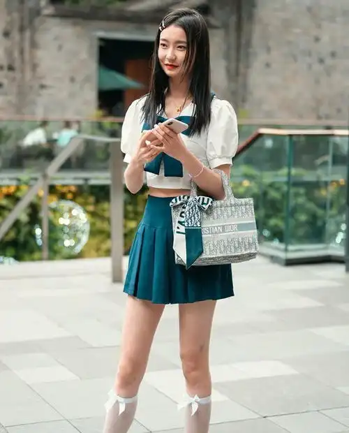 白色小腿袜更适合年轻女孩,搭配短裤和裙子,很有清新气质